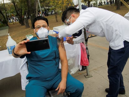 Profissional de saúde tira ‘selfie’ após ser imunizado contra a covid-19 em Nuevo León, no norte do México.