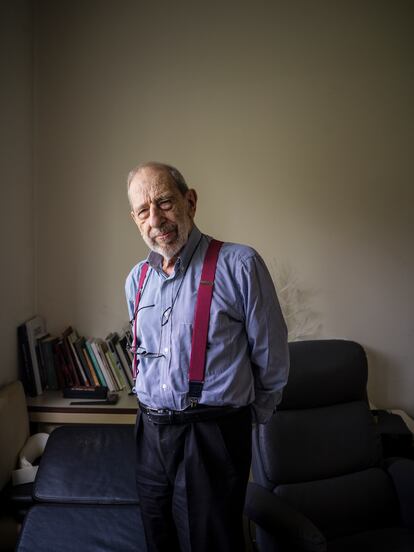 Álvaro Siza, retratado en su estudio de Oporto.