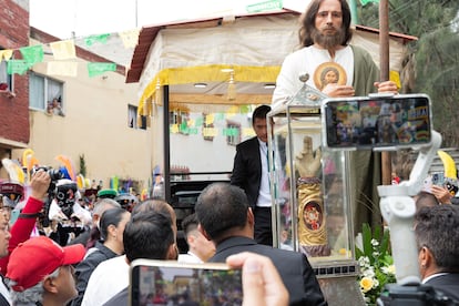 The procession of the relic in Xochimilco also traveled through the streets of the municipality. 