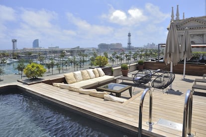 En la sexta y última planta del hotel ubicado en un antiguo palacete del siglo XVI, se halla la terraza-solarium con su pequeña piscina donde tomar un cóctel y tapas y disfrutar de las vistas al puerto de Barcelona y al Moll de la Fusta. Abierta de 9 de la mañana a las 7 de la tarde.