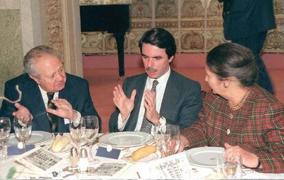 Durante la conferencia internacional celebrada en Madrid en 1997, Mário Soares coincidió con el entonces presidente del Gobierno español, José María Aznar. En la imagen, acompañado por Simone Veil.