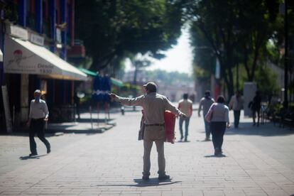 Un organillero en Coyoacán, en Ciudad de México, este martes.