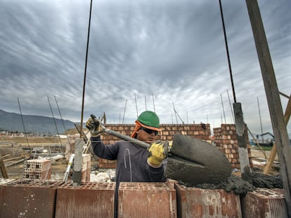 Un trabajador construye un muro en una obra en Santiago, Chile.