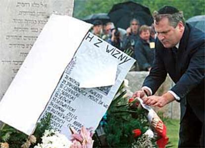 El presidente Kwasmiewski deposita una ofrenda en un monumento en memoria de los judíos polacos asesinados.