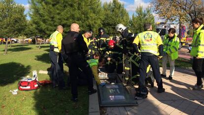 Facultativos del Samur y bomberos, en la galería donde ha fallecido el obrero.