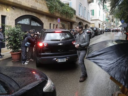 Reporteros gráficos en las afueras del que se cree que es el domicilio de Carlos Ghosn en Beirut.