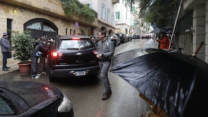 Reporteros gráficos en las afueras del que se cree que es el domicilio de Carlos Ghosn en Beirut.