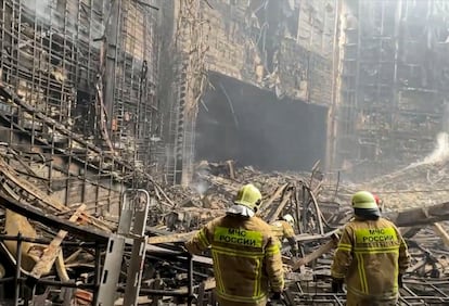 Captura de un vídeo proporcionado por el servicio de prensa del Comité de Investigación Ruso donde se muestra a los servicios de emergencias trabajando dentro de la sala de conciertos Crocus City Hall quemada tras el ataque terrorista en Krasnogorsk, este sábado. 