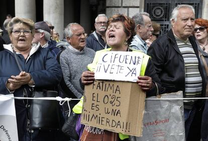 Concentración en la plaza del Ayuntamiento de Valencia en defensa de las pensiones, convocada por la Coordinadora Valenciana.