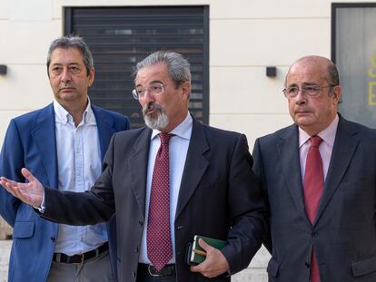 El candidato de Vox a la Generalitat, Carlos Flores, en el centro de la imagen, acompañado de Ignacio Gil Lázaro (derecha) y el torero Vicente Barrera (izquierda), este martes en las Cortes Valencianas.