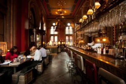 Los aires ferroviarios del Gilbert Scott Bar.