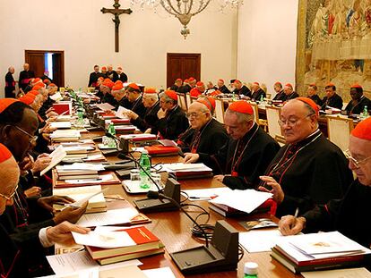 Reunión de los cardenales, ayer en la sala Bolonia del Palacio Apostólico.