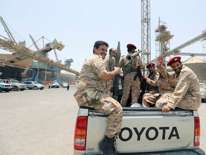 Un grupo de rebeldes Huthi abandona el puerto yemení de Hodeida, este sábado.