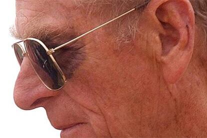 El príncipe Felipe, con gafas de sol, asiste a una misa en memoria de los británicos muertos en la guerra de Crimea.