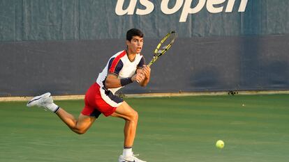 Carlos Alcaraz devuelve la pelota durante un partido en Flushing Meadows.