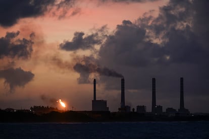 Refinería de petróleo en Puerto Cabello, Venezuela.