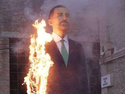 El ninot del rei Felip VI cremant en un carrer de Berga.