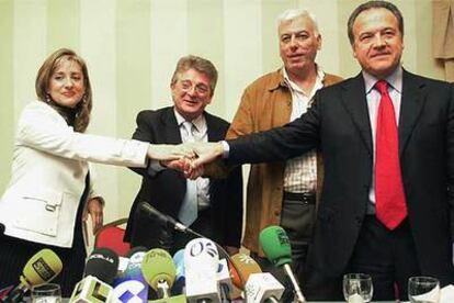 Pilar Sánchez y Pedro Pacheco se dan la mano el pasado 2 de enero, tras firmar el pacto.