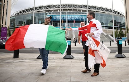 Aficionados italianos e ingleses se saludan en los alrededores del estadio de Wembley. El seleccionador italiano, Roberto Mancini, aseguró que no está nervioso antes de afrontar la final de la Eurocopa ante Inglaterra y dijo que deberán apostar por su estilo de juego para poder estar cerca del título continental.