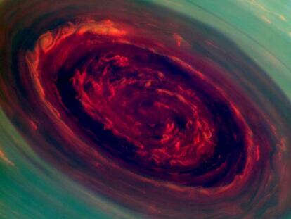 El ojo del huracán que esta junto al polo Norte de Saturno, fotografiado por la sonda espacial 'Cassini' desde una distancia de 419.000 kilómetros.