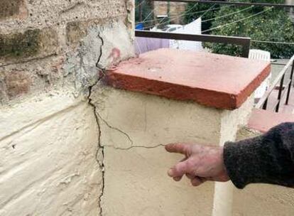 Una de las grietas aparecidas junto a las obras de El Prat.