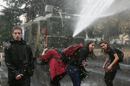 La manifestación ha avanzado sin incidentes hasta que los alumnos han cortado el tráfico, entonces los agentes han intervenir para dispersar a la multitud, desatando así los disturbios, según Europa Press.