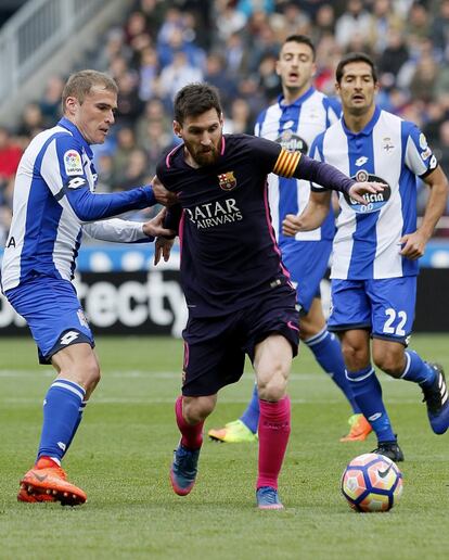 El centrocampista del Deportivo de La Coruña, Alejandro Bergantiños (i) pelea un balón con el delantero argentino del Barcelona Leo Messi (c).
