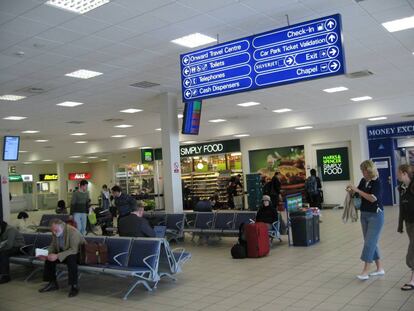 Uma das salas de espera no aeroporto de Luton