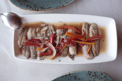 Lomos de sardinas escabechadas.