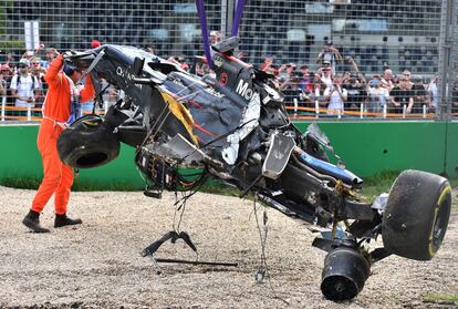 Los restos del McLaren de Alonso son retirados tras el accidente.