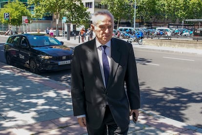 El juez Juan Carlos Peinado camina cerca de los Juzgados de Plaza Castilla en Madrid el pasado mes de junio.