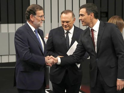 Rajoy y S&aacute;nchez se saludan en presencia de Pedro Piqueras antes del inicio del debate a cuatro en la Academia de Televisi&oacute;n.