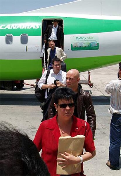 Los integrantes de la delegación del Parlamento catalán, a su llegada al aeropuerto de Las Palmas tras no poder desembarcar en El Aaiún.