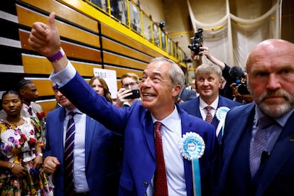 Nigel Farage, líder del partido Reform UK, celebra los resultados electorales este viernes en Clacton-on-Sea.
