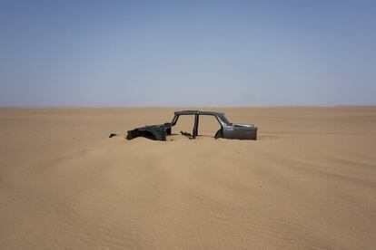 El marco de un Peugeot 404 abandonado descansa en la región del desierto de Tenere, en el sur del Sahara central, el domingo 3 de junio de 2018. En el pasado, esta fue una ruta transitada por turistas, pero ahora solo la recorren migrantes que marchan hacia el norte.