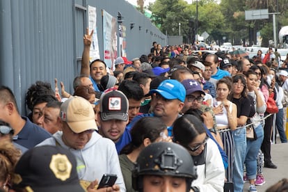 La fila para conseguir boletos para los conciertos de Luis Miguel en Ciudad de México, en mayo de 2023. 