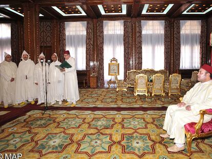 El rey Mohamed VI de Marruecos asiste al juramento de cuatro nuevos miembros del Consejo Constitucional ayer en Rabat.
