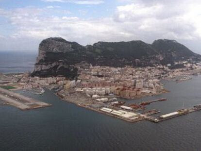 Vista a&eacute;rea de Gibraltar, con el aeropuerto a la izquierda y el puerto en primer plano.