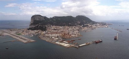 Vista a&eacute;rea de Gibraltar, con el aeropuerto a la izquierda y el puerto en primer plano.