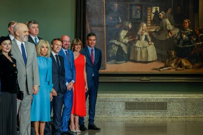 El presidente del Gobierno, Pedro Sánchez; su esposa, Begoña Gómez; el presidente del Consejo Europeo, Charles Michel; el presidente de Francia, Emmanuel Macron, su mujer, Brigitte Macron; el primer ministro albanés, Edi Rama, y su mujer, Linda Rama, en el Museo del Prado, el pasado 29 de junio.