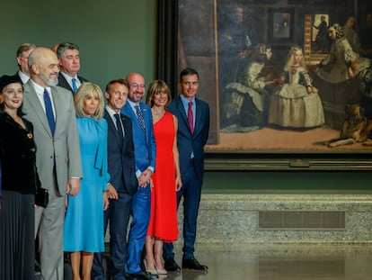 El presidente del Gobierno, Pedro Sánchez; su esposa, Begoña Gómez; el presidente del Consejo Europeo, Charles Michel; el presidente de Francia, Emmanuel Macron, su mujer, Brigitte Macron; el primer ministro albanés, Edi Rama, y su mujer, Linda Rama, en el Museo del Prado, el pasado 29 de junio.