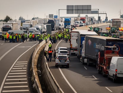 Cientos de agricultores, convocados por las organizaciones Asaja, COAG, UPA y cooperativas agroalimentarias, han cortado este miércoles la autovía A-49 Sevilla-Huelva a la altura de Benacazón (Sevilla).