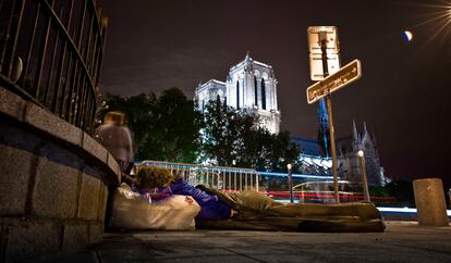 Un indigente en la catedral de Notre Dame en julio de 2011, en París (Francia).