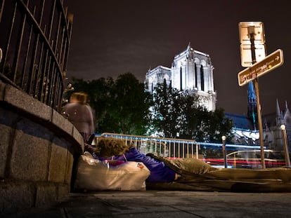 Un indigente en la catedral de Notre Dame en julio de 2011, en París (Francia).