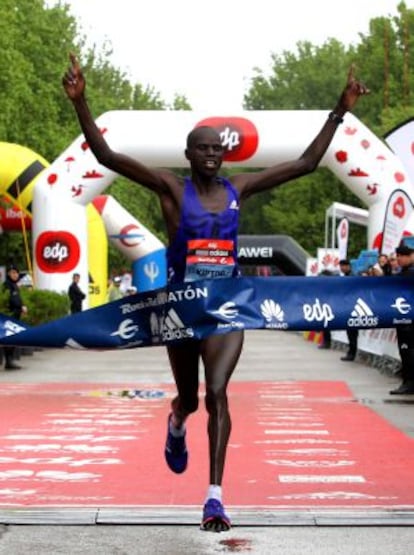 Ezekiel Kiptoo Chebii celebra su victoria en el maraton de Madrid