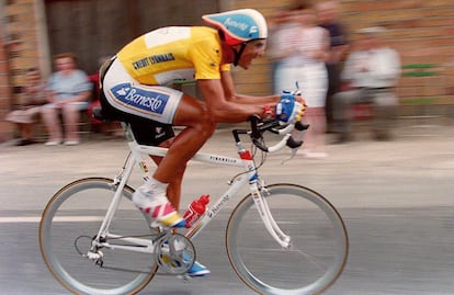 Miguel Indurain pedalea en la decimonovena etapa del Tour de Francia de 1993, de Britigny-sur-Orge a Monthary. El navarro acabó segundo detrás del suizo Tony Rominger, pero aún era el líder en la clasificación general. Indurain fue el primer ciclista en ganar el Tour durante cinco años consecutivos, de 1991 a 1995.