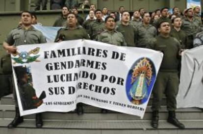 Un grupo de gendarmes fue registrado este viernes al protesta frente al Edificio Centinela, sede de la fuerza en la ciudad de Buenos Aires, para pedir mejoras salariales.