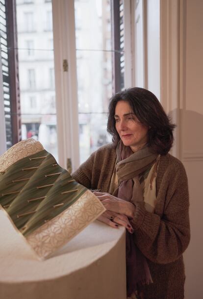 Mamen Diego, fundadora del taller gijonés Objet Particulier, junto a su obra.