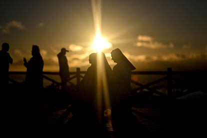 Un grupo de monjas, durante el atardecer en el mirador del Santuario de Cristo en Almada, Lisboa, el 28 de julio.