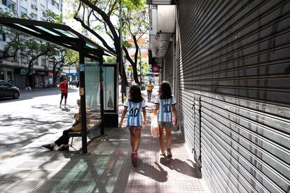 Dos jóvenes caminan por el barrio de Villa Crespo la mañana del domingo.